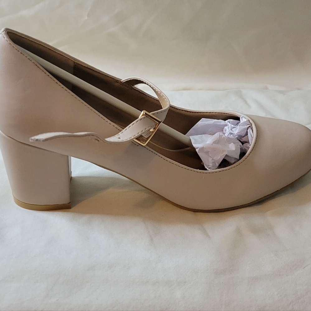 Nude wide heel No Doubt Shoes - brand new!